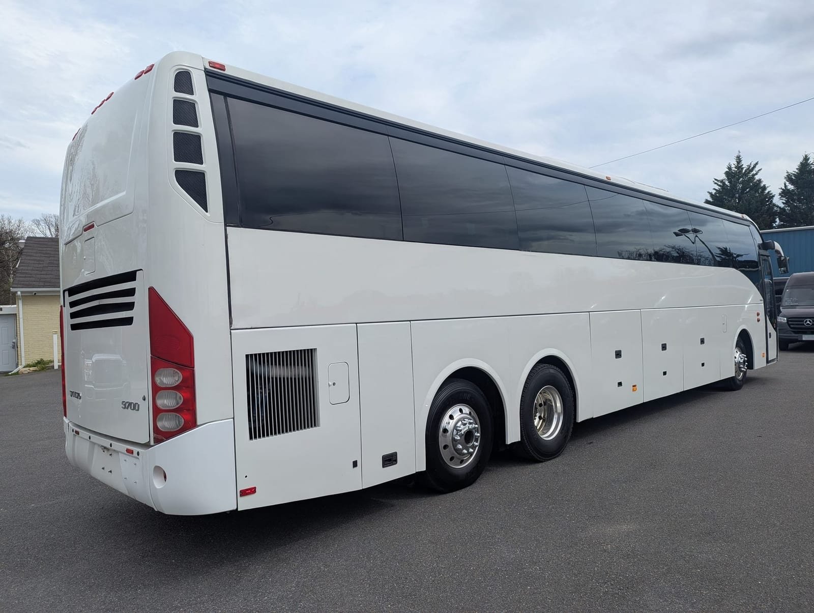 Motorcoach charter bus rental â photo 3