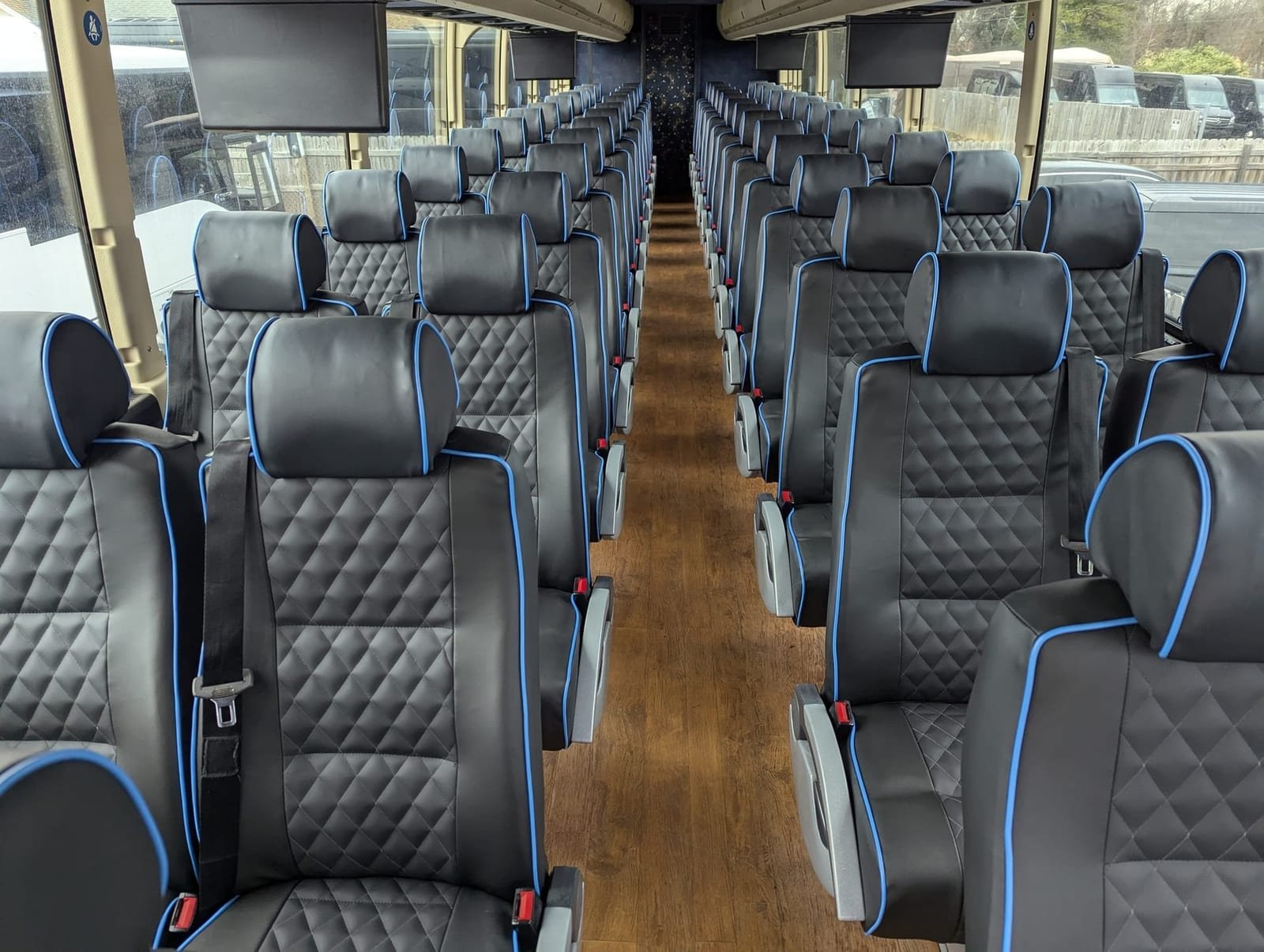 Motorcoach charter bus rental â photo 2